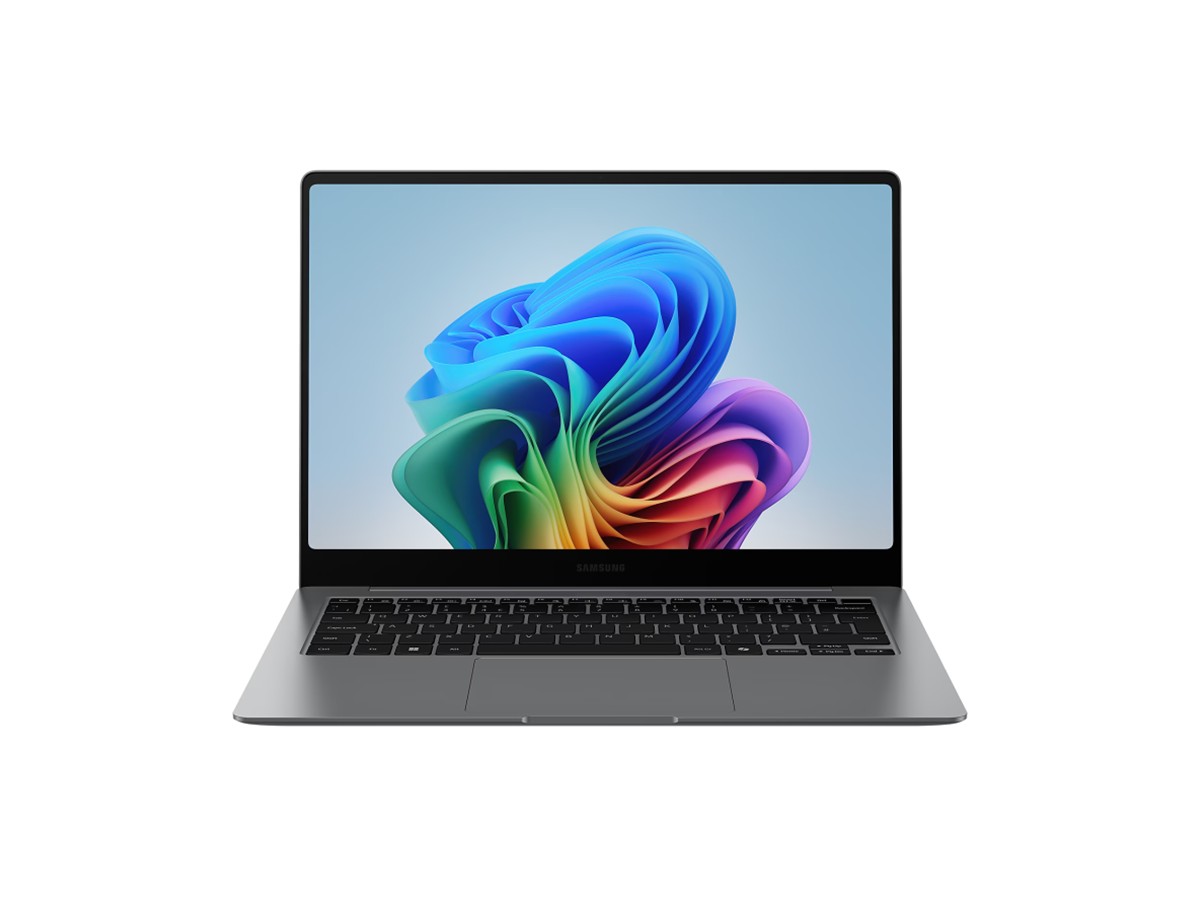 Samsung Galaxy Book5 Pro Intel Core Ultra 7 32GB RAM 512GB SSD 14 Inch Touchscreen Windows 11 Pro Laptop on a white background